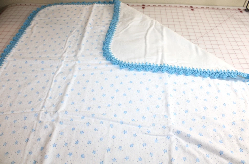 Juego de mantas de bebé de franela hechas a mano con sombrero y botines. Estrellas. Bordes de ganchillo. Foto 4 de 4