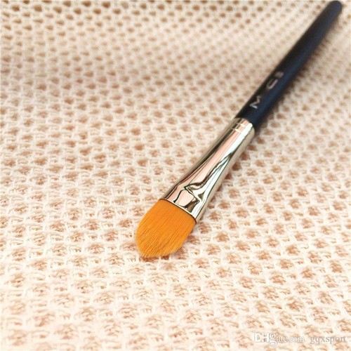 mac 195 concealer brush -brand new--free upgrade too 1st class