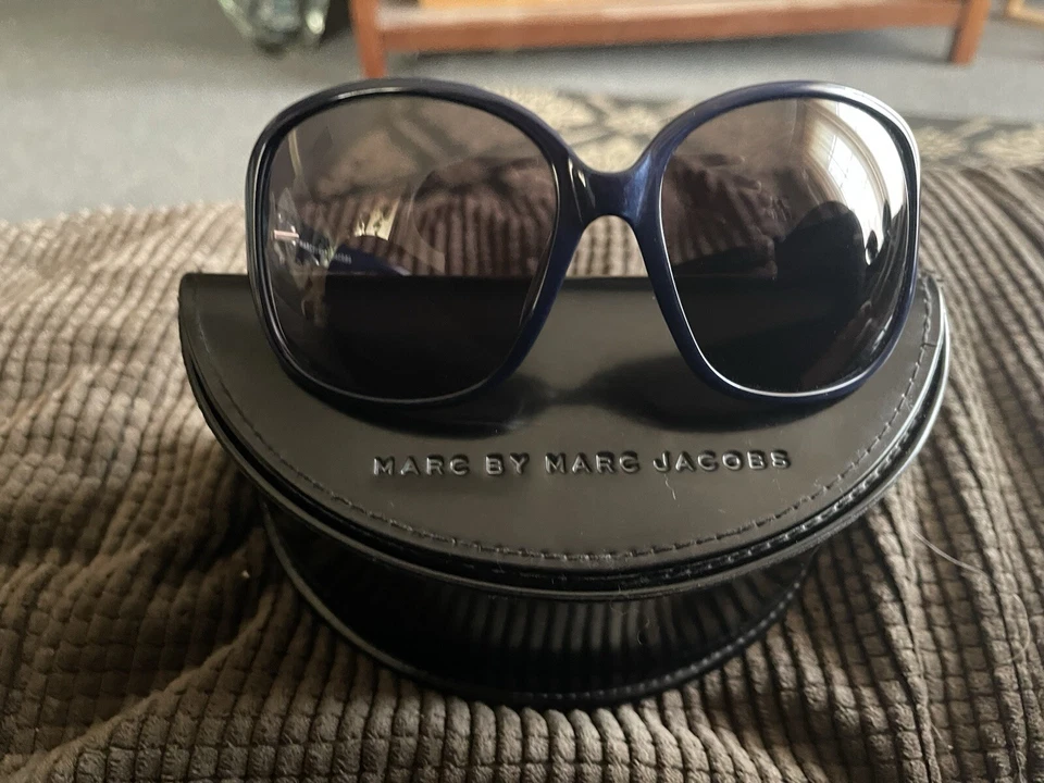 Gafas de sol y estuche vintage Marc by Marc Jacob Foto 2 de 4