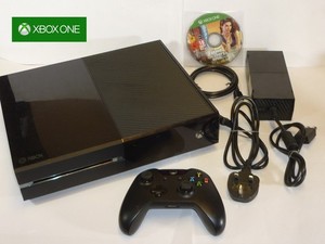 Xbox One 1540 in schwarz mit allem Zubehör auf den Bildern 500GB Festplatte