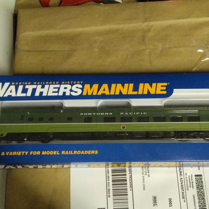 Walthers 910-30169 85' Budd Diner RTR Northern Pacific Passenger Car HO Scale