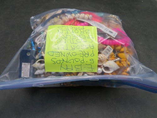5lbs Pre-Owned Broken Costume Jewelry - Crafting, Repurposing, DIY Lot - Picture 5 of 11