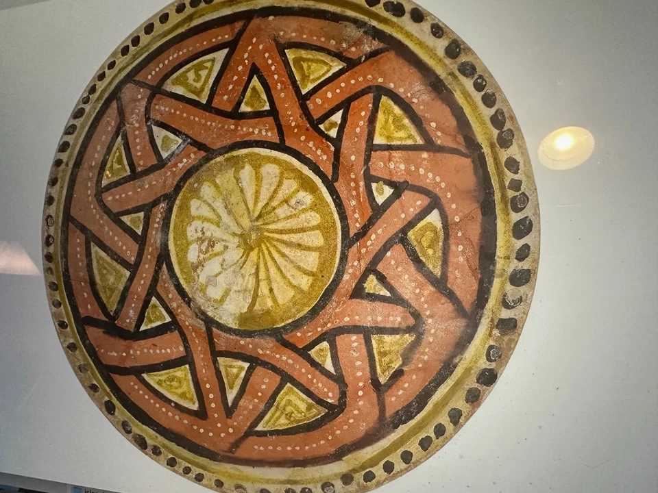 CUENCO DE CERÁMICA ESMALTADA NISHAPUR PERSA ISLÁMICO TEMPRANO. D 7 7/8 pulgadas. H 1 5/8 pulgadas. Foto 3 de 4