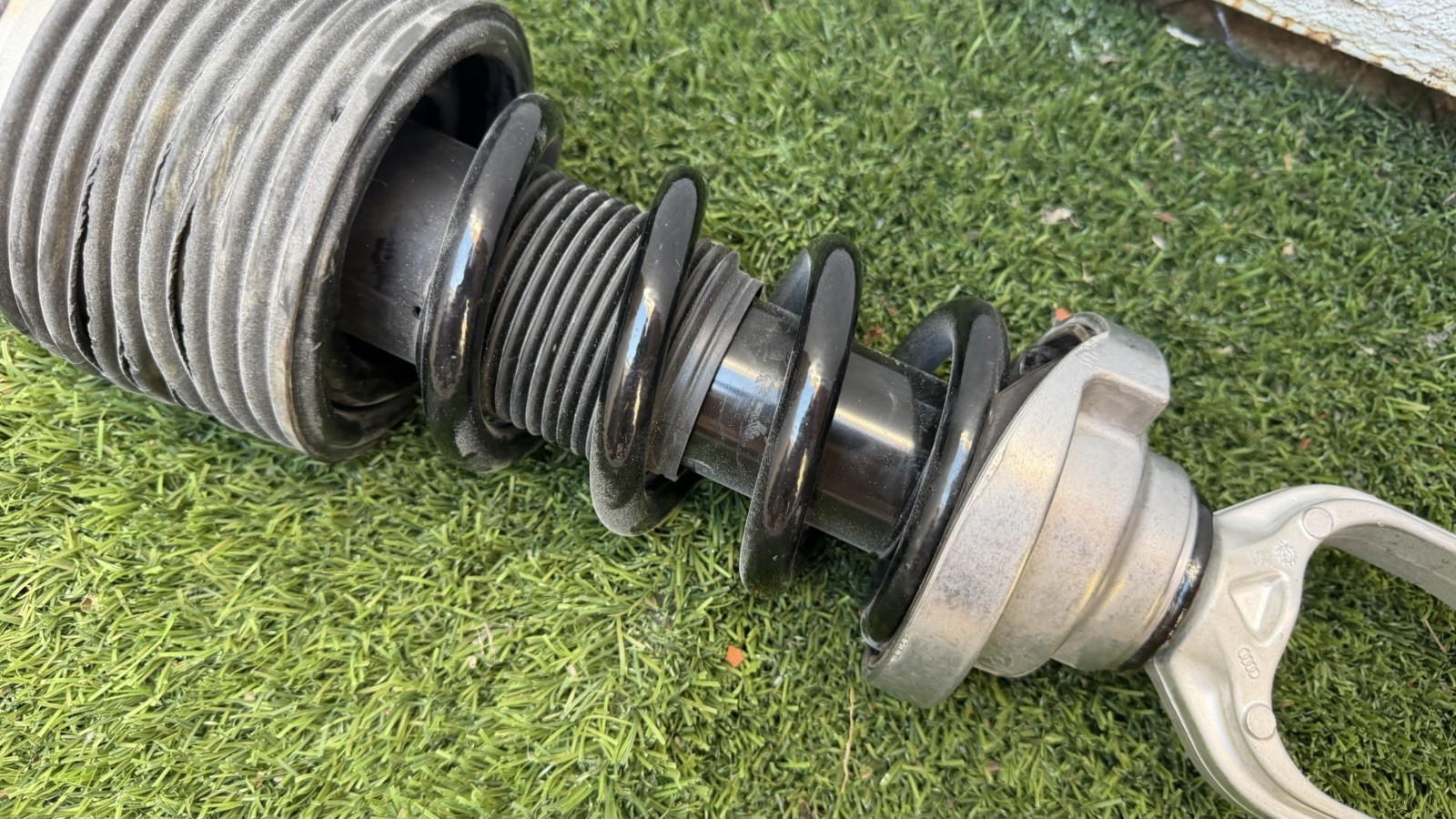 Lamborghini Huracan Front Adaptive damper P/N 4T0616181D