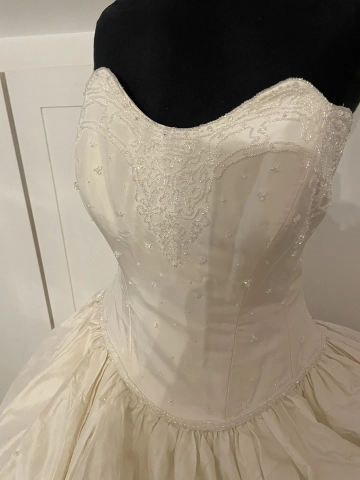 VINTAGE 100% SILK Wedding Dress HUGE Sparkling Ivory Pintuck Size 16 Long Length - Image 3 of 4