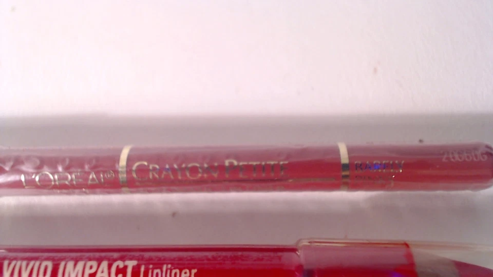 Delineador de labios Max Factor Vivid Impact 130 ABLAZE & LOREAL CRAYON PETTITE APENAS ROSA Foto 2 de 2