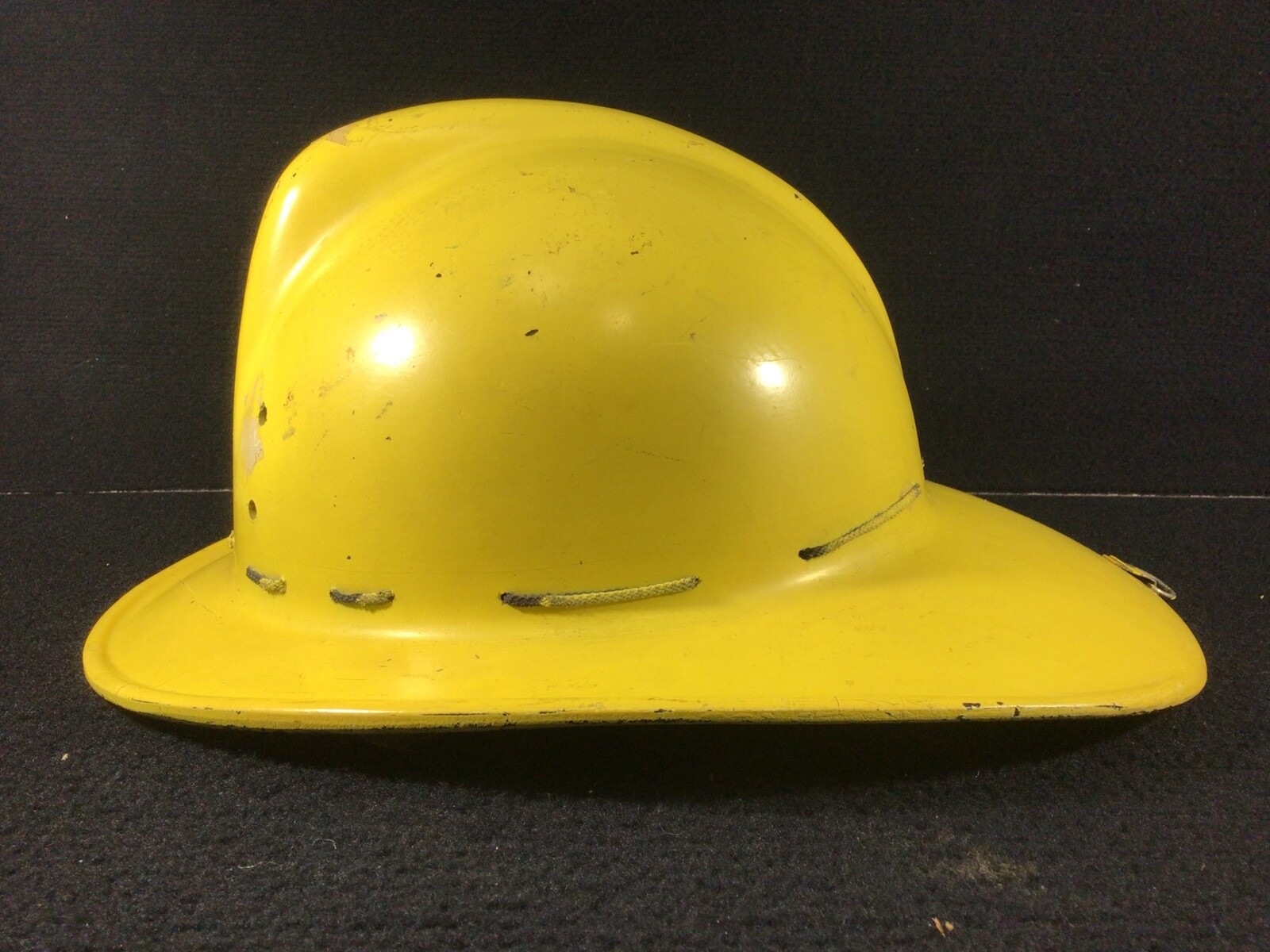 VINTAGE MSA SKULLGARD FIBERGLASS FIREMANS HELMET W/LEATHER CHIN STRAP