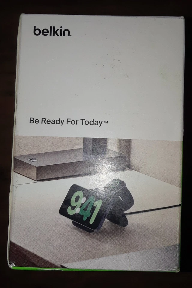 Belkin 2-in-1 Travel Pad 15W, Foldable Qi2 Wireless Charging Station Apple Watch - Image 3 of 4