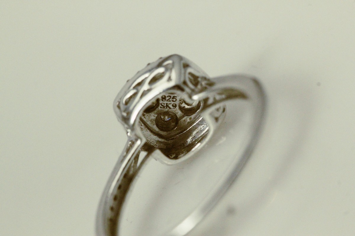 925 Sterling Silver Size 7 Diamond Chip Cluster Ring 2.2 925 Sterling Silver Size 7 Diamond Chip Cluster Ring 2.2