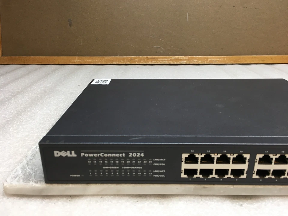 Dell PowerConnect 2024 7H969 24-Port 10/100 Unmanaged Switch - Image 2 of 4