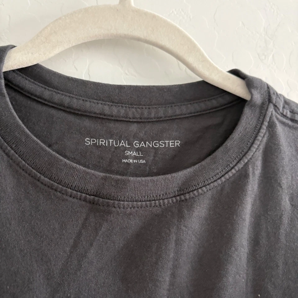 Camiseta Spiritual Gangster Monograma Para Hombres Pequeña Cuello Redondo Manga Corta Informal Foto 2 de 4