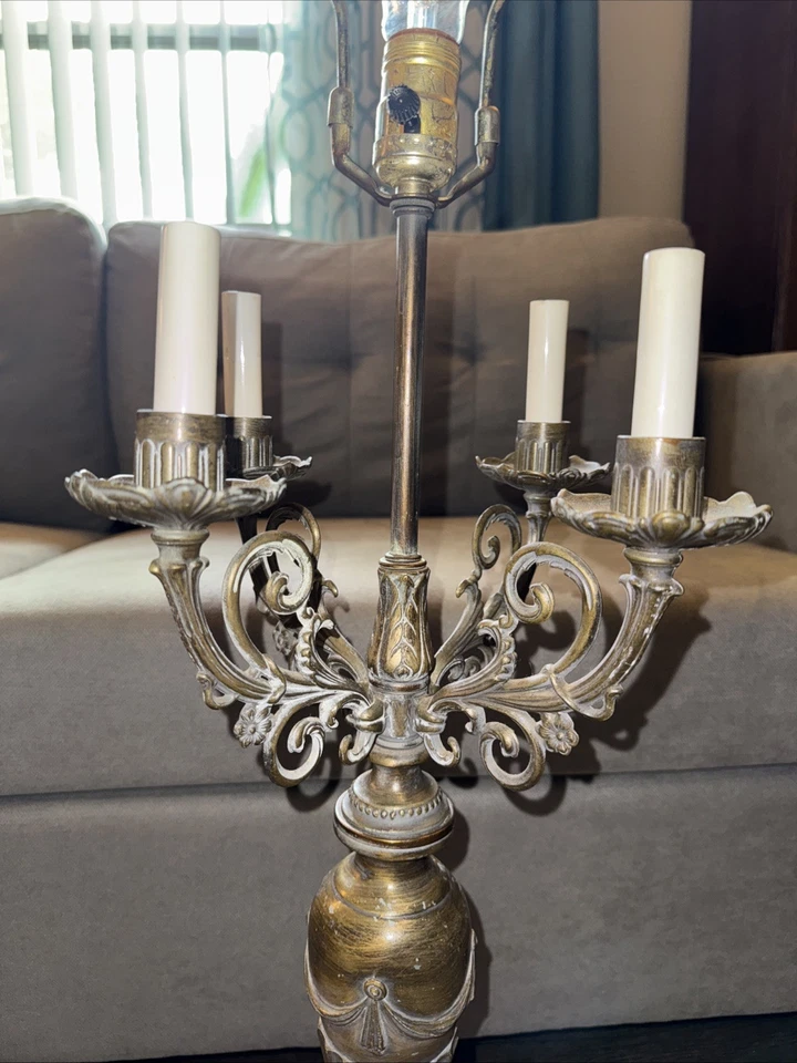 Antigua lámpara de mesa, escritorio o mesita de noche candelabro de bronce estilo Luis XVI Foto 2 de 4