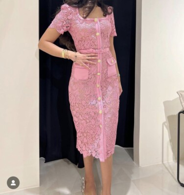 Offre spéciale neuve avec étiquette robe midi rose guipure