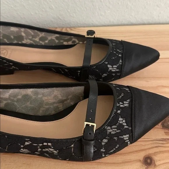 Pisos de encaje negro Tory Burch con hebilla dorada 8,5 M Foto 2 de 4