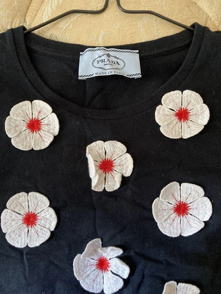 USED PRADA FLORAL PRINT T-SHIRT, SIZE 38, EMBROIDERY, SHORT SLEEVE TEE, CUT AN Foto 2 de 4