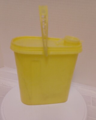 tupperware flip top lid pitcher with handle.