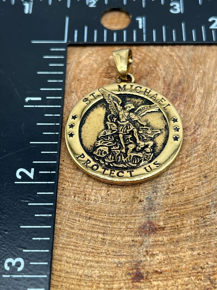 Pingente medalhão de aço inoxidável folheado a ouro St. Michael Protect Us - Imagem 4 de 4