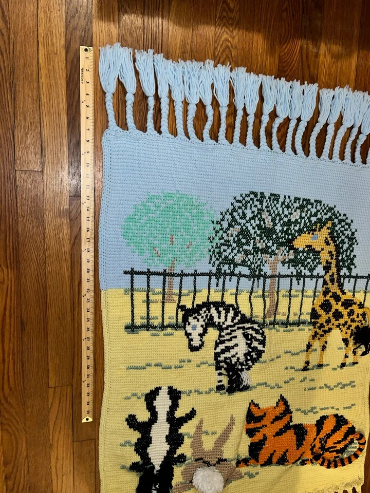 Cobertor de zoológico afegão feito à mão de crochê anos 80 animais franja exclusiva 53X34,5” safári - Imagem 3 de 4