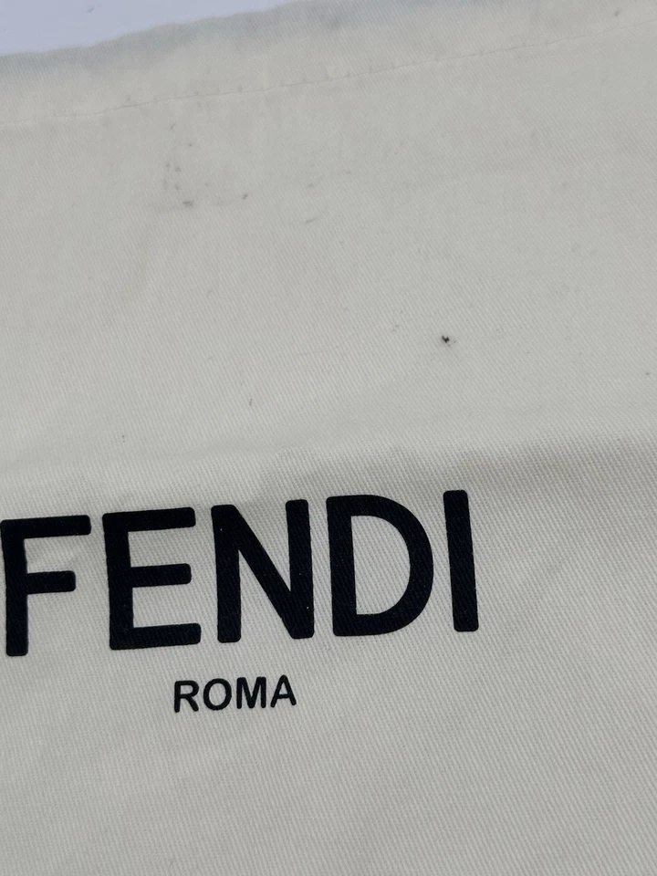 Bolsa antipolvo para zapatos Fendi de lona marfil 12”x 12” Foto 2 de 3
