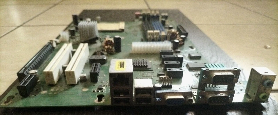 Placa madre Fujitsu Esprimo E5615 no funcional D2464-A12 GS 2 para reparar - Imagen 4 de 4