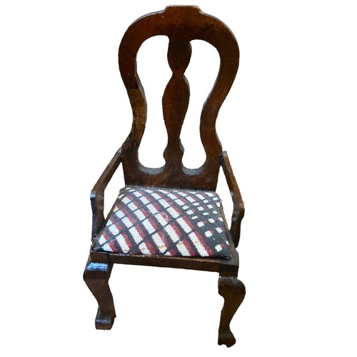 Mesa de comedor rota vintage miniatura de madera para casa de muñecas y 4 sillas asientos de tela - Imagen 8 de 14