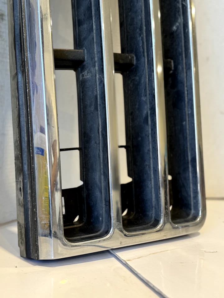 Ford F150 F250 F350 1987-1991 montaje de parrilla delantera - daños menores - cromo OEM Foto 4 de 4