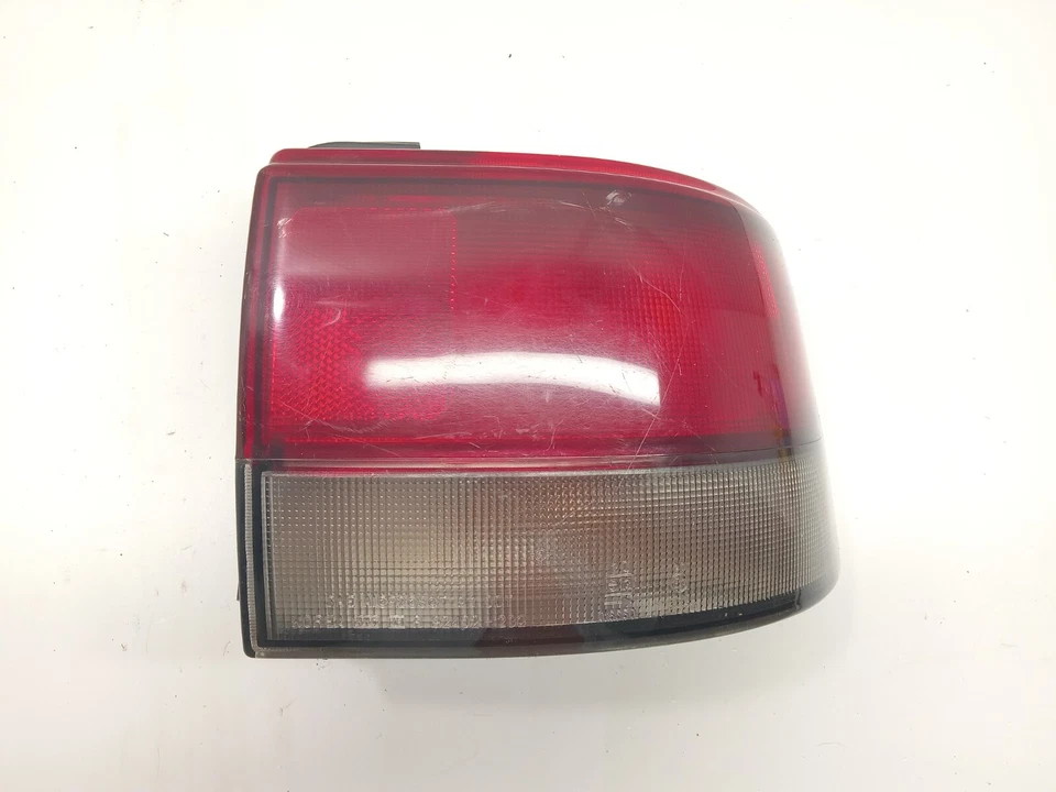 1993-1995 HYUNDAI SCOUPE REAR RIGHT SIDE TAIL LIGHT OEM, 166-58639 - Image 2 of 4