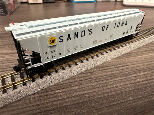 Tolva de 3 bahías Sand’s of Iowa Intermountain escala N RTR 65343-23 4750 CF lado acanalado | Zustand: New