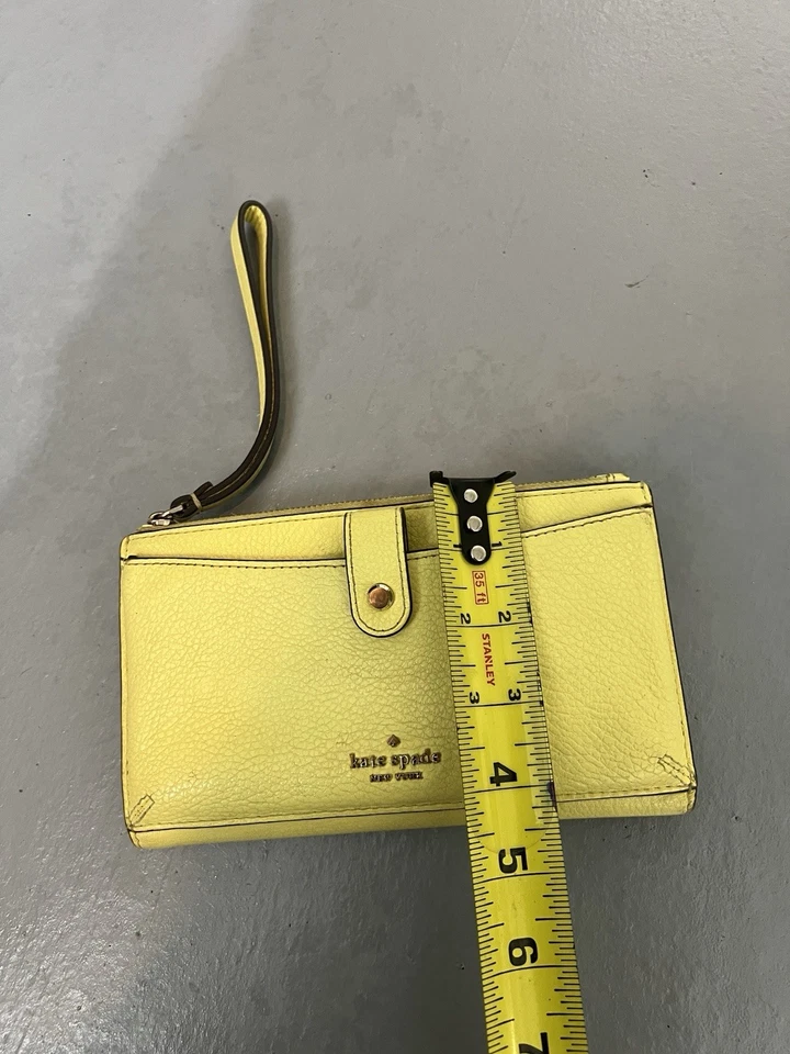 Cartera plegable Kate Spade amarilla mantequilla con muñeca Foto 3 de 4