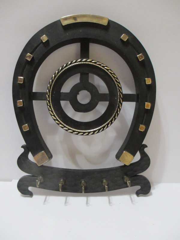 VINTAGE HORSESHOE KEY HOLDER WALL PLAQUE HANGER MCM RETRO PLASTIC COWBOY DECOR