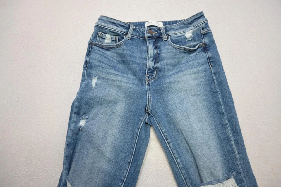 Pantalones de mezclilla rectos recortados tiro alto calce ceñido BKE Billie con hebilla para mujer talla 29 x 28 Foto 4 de 4