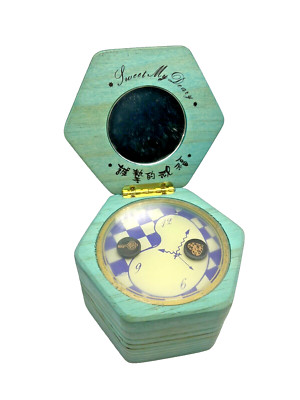 Mirrored Music Box Hexagonal Heart & Key Move Around as Music Plays