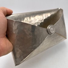 JEAN GOARDERE Porte courrier en forme d'enveloppe en étain martelé