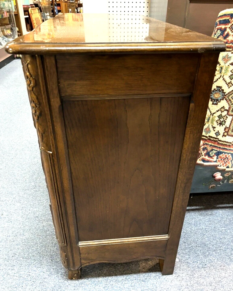 Cajonera de madera de roble tallada estilo provincial Baker French Country Foto 2 de 4