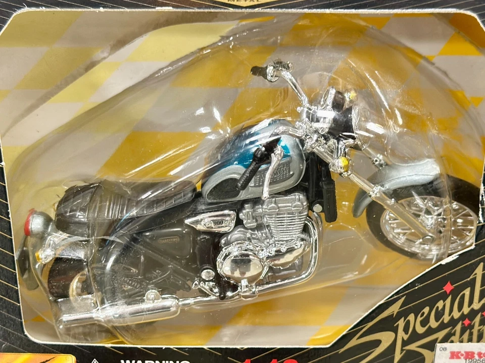 Maisto Triumph 900 1/18 Scale Diecast Model Motorcycle - Image 2 of 2
