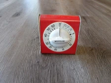 COLLECTIBLE RED METAL WESTCLOX KITCHEN TIMER 3 1/4 INCH TALL