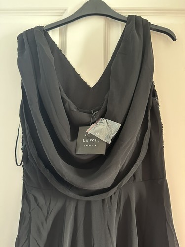 Abito John Lewis con scollo a V in chiffon impreziosito da paillettes, chiffon nero - Foto 6 di 10