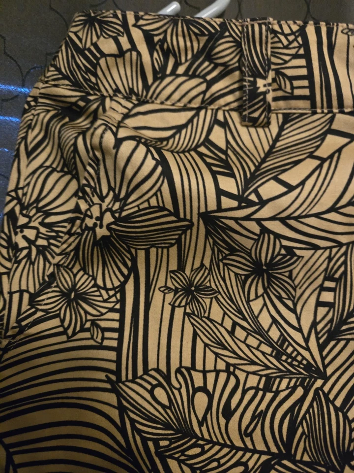 Pantalones de vestir Evan Picone para mujer 6 pantalones elásticos diseño floral negros, tostados Foto 4 de 4
