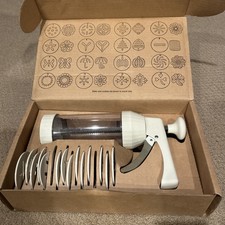 Used In Box The Pampered Chef Cookie Press #1525 Original Box - 14 Discs