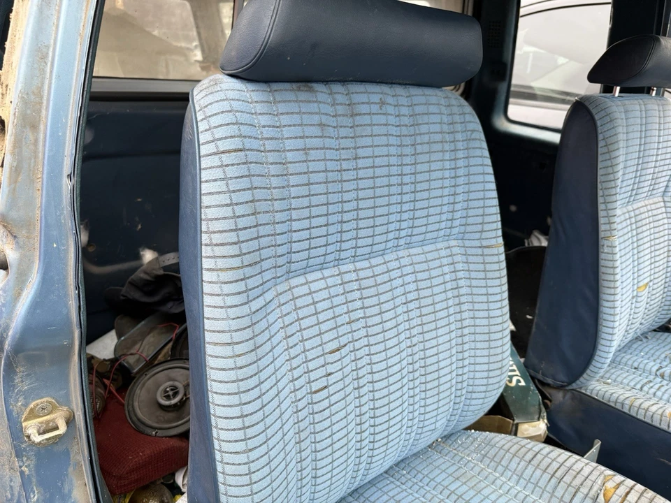 Nissan Datsun 720 1980 camioneta asientos con canastilla delanteros izquierda derecha par (necesita rehecho) Foto 3 de 4