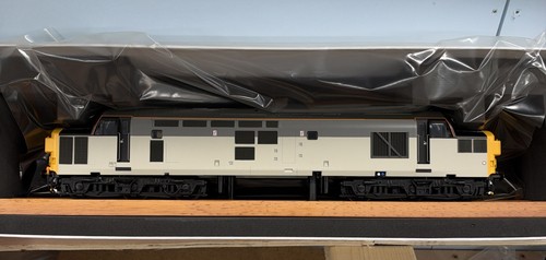 Heljan -3725 - Spur O - Class 37/Split Headcode - Railfreight Triple Grey Livery | Condition: New: Other (See Details)