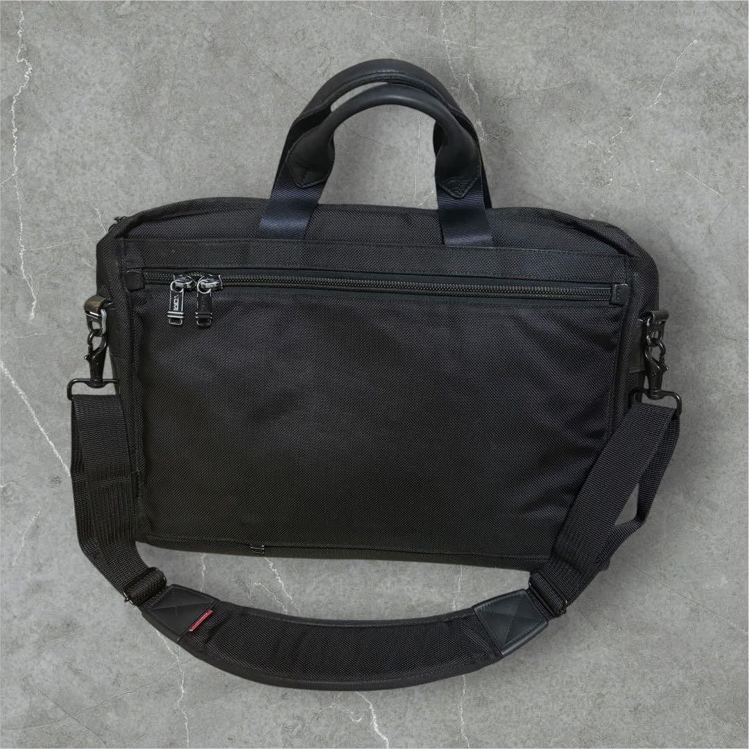 TUMI Compact Large Screen Computer Briefcase 48cm… - image 5