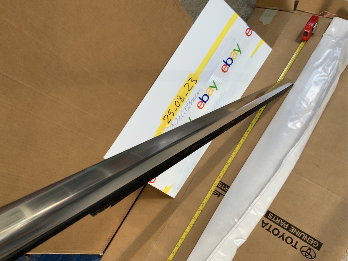 2016-2022 MERCEDES GLC300 FRONT RIGHT SIDE DOOR WINDOW BELT