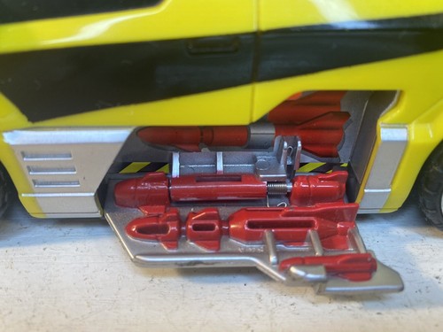 Toy Road Ripper Heavily Armored Yellow Car Pre Owned - Picture 5 of 16