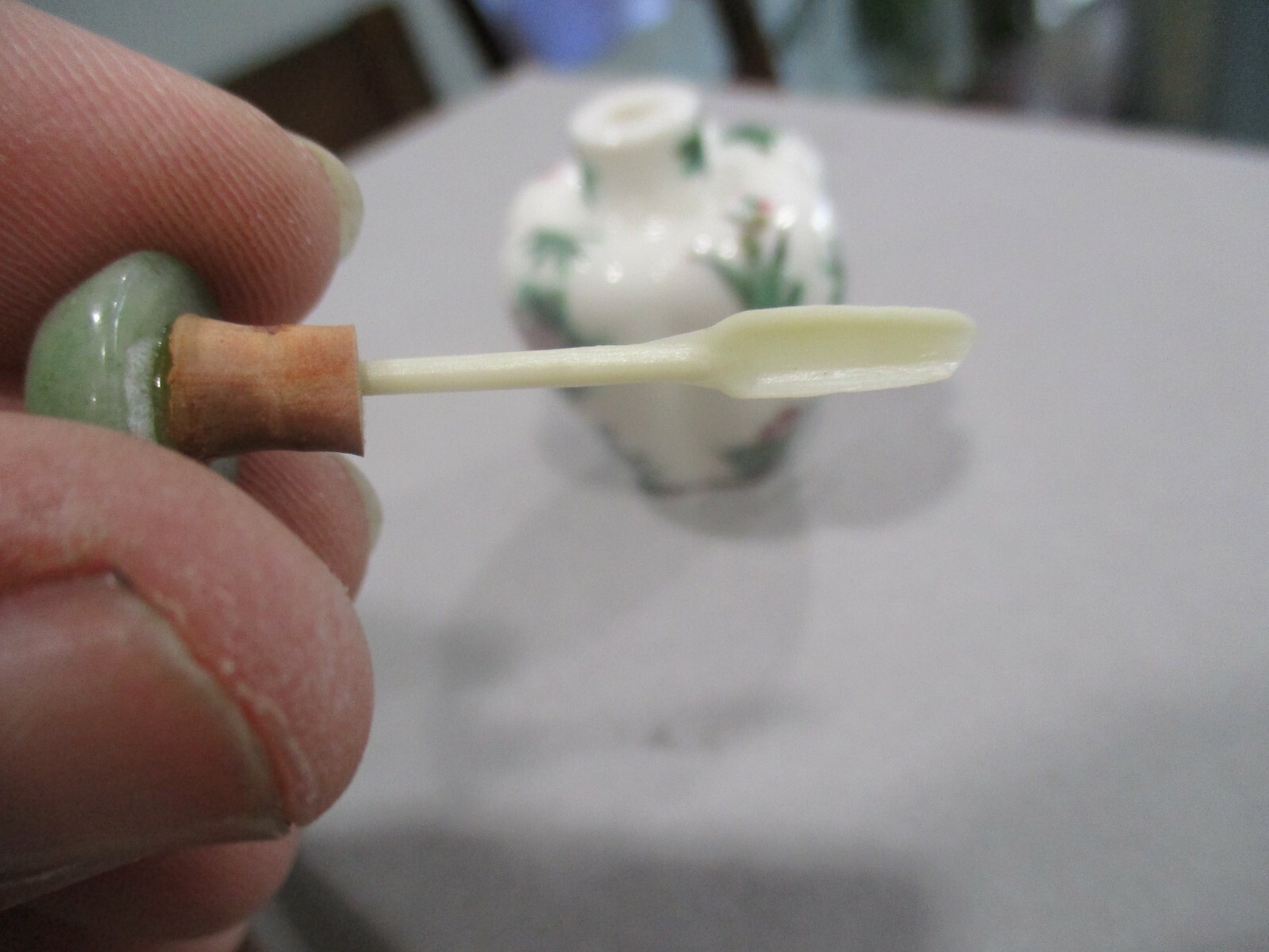 PORCELAIN ASIAN HAND PAINTED FLOWERS SNUFF BOTTLE WITH TOPPER & SCOOPER 