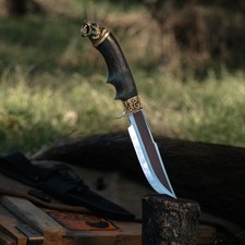 Cuchillo utilitario grabado Iron Wolf con detalles de bronce