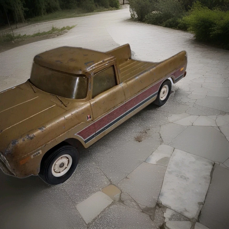 VINTAGE ERTL INTERNATIONAL HARVESTER PICKUP  WOOD GRAIN FARM TRUCK - Image 3 of 4