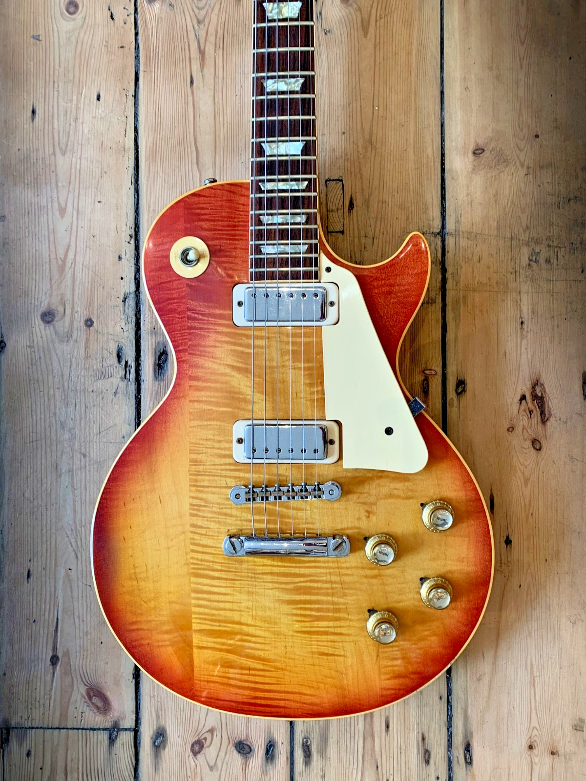 1975 GIBSON LES PAUL DELUXE with 2 x Mini Humbuckers in SUNBURST FINISH