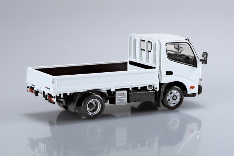 Aoshima 1/32 Scale Model Car Snap Kit 23-WE Hino Dutro Truck White