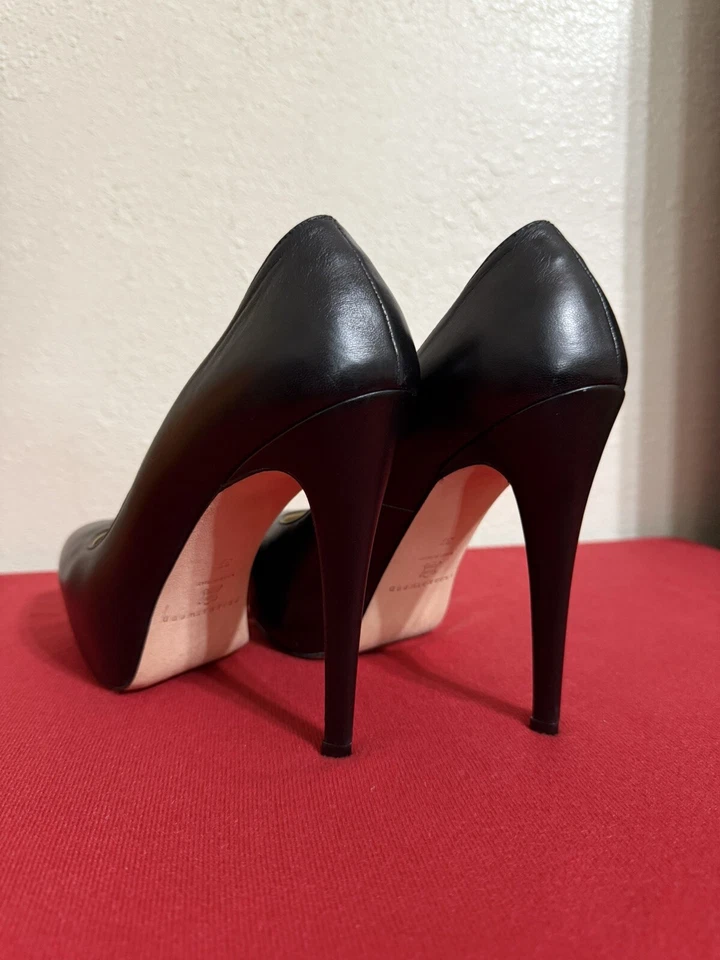 Bombas plataforma Brian Atwood couro preto macio tamanho 37 EUA 7 - Imagem 4 de 4